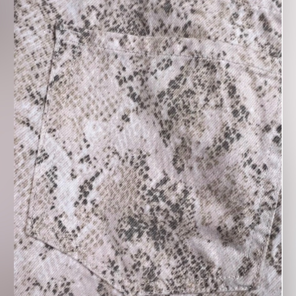 Wild Fable- Snake Skin Print, Low Rise, baggy Jean. Inseam 31 Size 10R - Picture 6 of 6